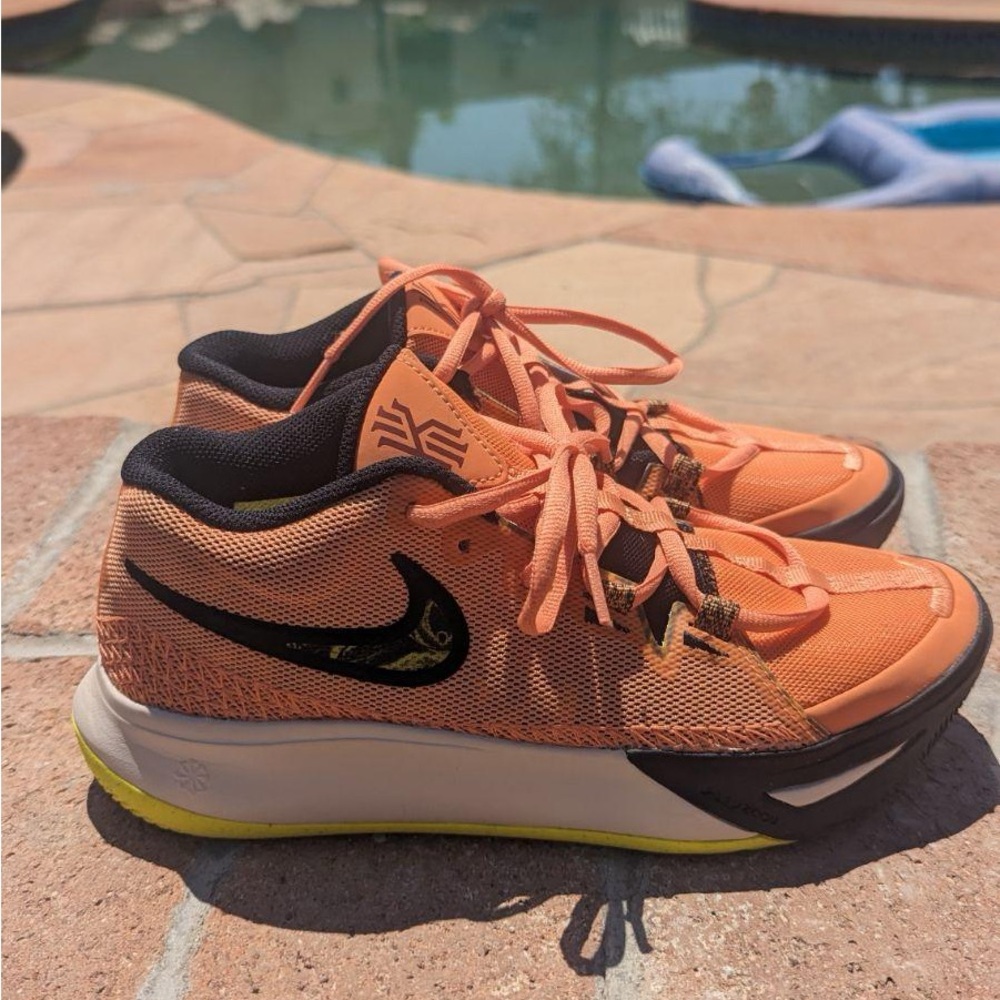 Nike Kyrie flytrap, kids US size 6.5 (size 8 womens) Basketball shoes. NWOT